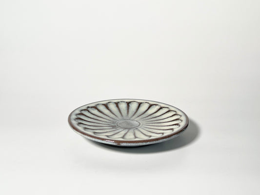 Yasutoshi Sakanishi (Yasutoshi Kiln) - 5 cm plate - Shinogi, chrysanthemum pattern - sugar white