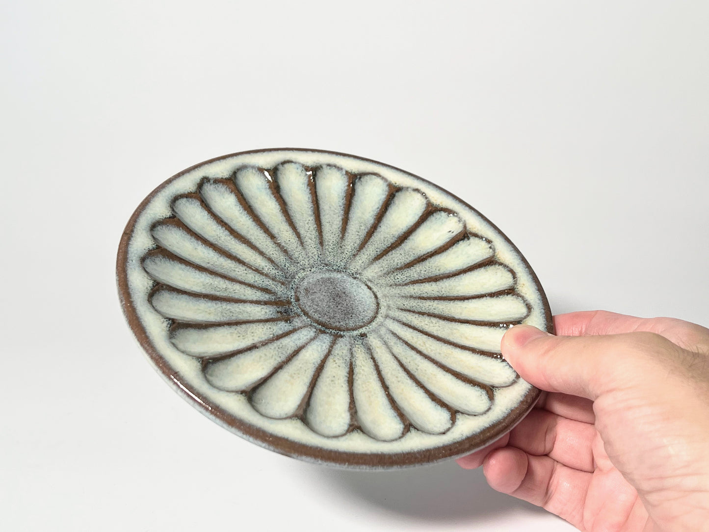 Yasutoshi Sakanishi (Yasutoshi Kiln) - 5 cm plate - Shinogi, chrysanthemum pattern - sugar white