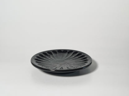 Yasutoshi Sakanishi (Yasutoshi Kiln) - 5-inch plate - Shinogi, chrysanthemum pattern - black glaze