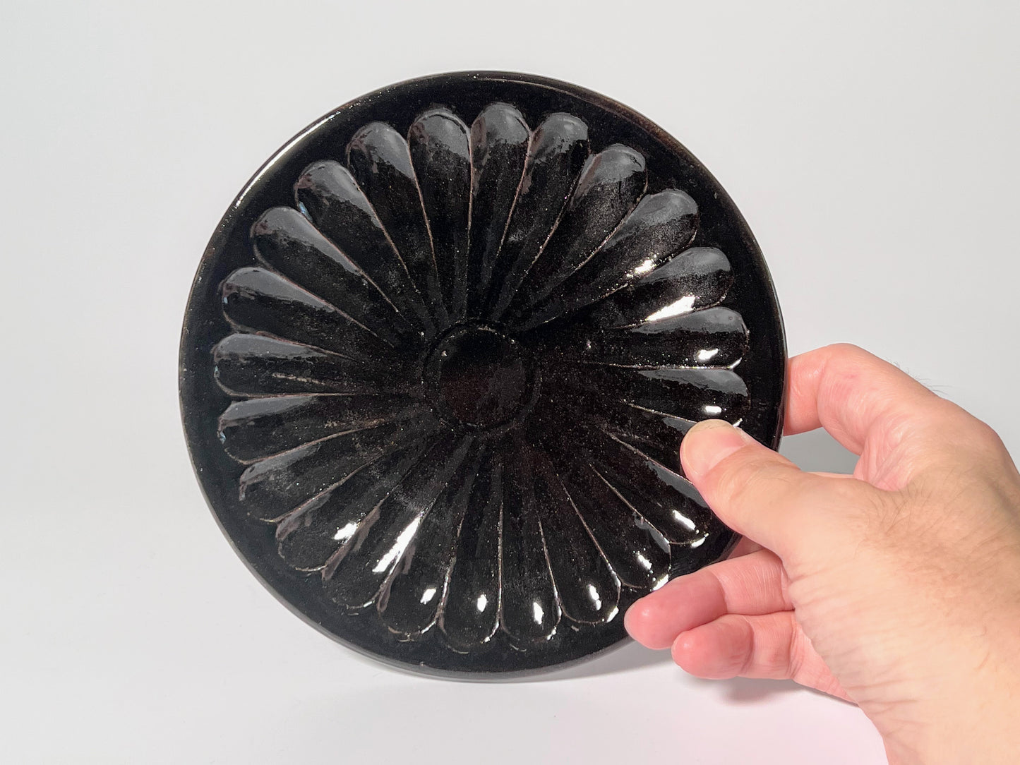 Yasutoshi Sakanishi (Yasutoshi Kiln) - 5-inch plate - Shinogi, chrysanthemum pattern - black glaze