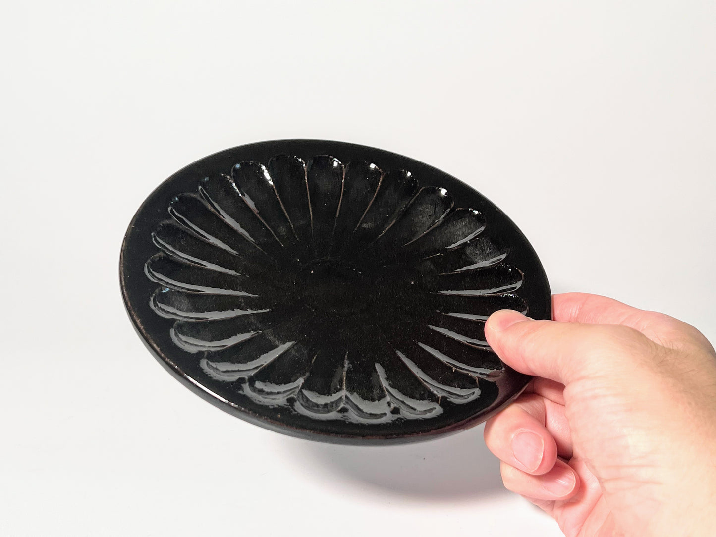 Yasutoshi Sakanishi (Yasutoshi Kiln) - 5-inch plate - Shinogi, chrysanthemum pattern - black glaze