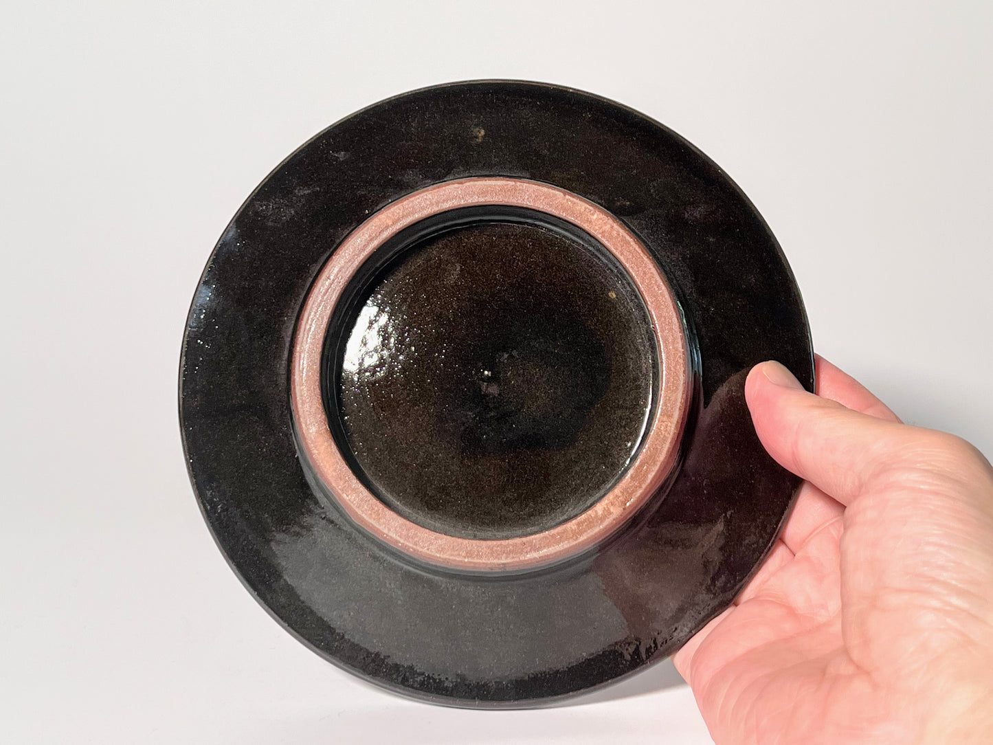 Yasutoshi Sakanishi (Yasutoshi Kiln) - 5-inch plate - Shinogi, chrysanthemum pattern - black glaze